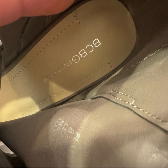 BCBG Taupe Leather bootie /Heels Sz 8.5 Pointed toe - Picture 6 of 7